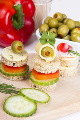finger foods with bread, peppers, cucumber, cheese and olives