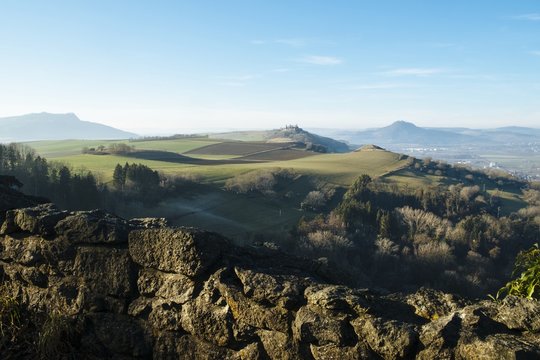 Blick in die Hegaulandschaft mit den Vulkankegeln Hohenstoffeln, M&auml;gdeberg und Hohenhewen, von links gesehen, Landkreis Konstanz, Baden-W&uuml;rttemberg, Deutschland