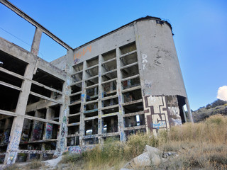 Obraz premium Abandoned industrial factory structure in morning light - landscape color photo