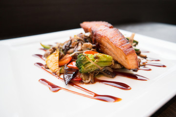Salmon with vegetables and caramel