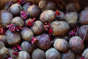 Ein ganzer Berg roter Beete, roter Rüben