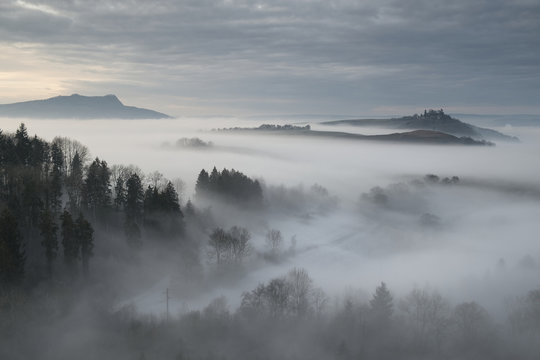 Vulkanlandschaft Hegau im Nebel,