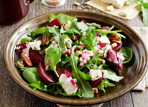 Salad with beet, blue cheese, nuts and vinaigrette.
