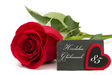 rote Rose mit Schiefertafel Jubiläum 85 Jahre