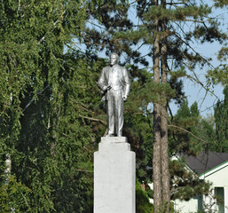 Old monument to Lenin