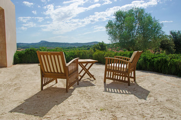 Obraz premium Mallorca, Isole Baleari, Spagna: due poltrone da esterno con vista sulla campagna marocchino, 6 giugno 2012