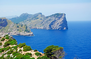 Mallorca, Isole Baleari, Spagna: Cap de Formentor visto dal Mirador del Mas Pas, noto anche come Mirador Es Colomer, il punto di osservazione pi&ugrave; conosciuto dell'isola, 9 giugno 2012