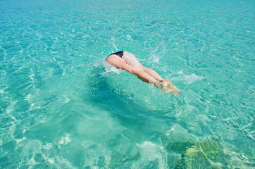 Mallorca, Isole Baleari, Spagna: un tuffo nelle acque di Cala Torta, una delle spiagge più selvagge e meno affollate dell'isola, 6 giugno, 2012