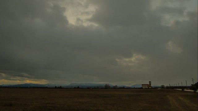 berge und gewitter mit sonnenuntergang zeitraffer