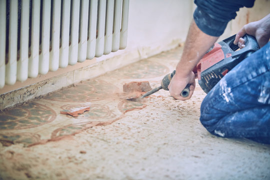 Muratore rompe toglie piastrelle con martello pneumatico
