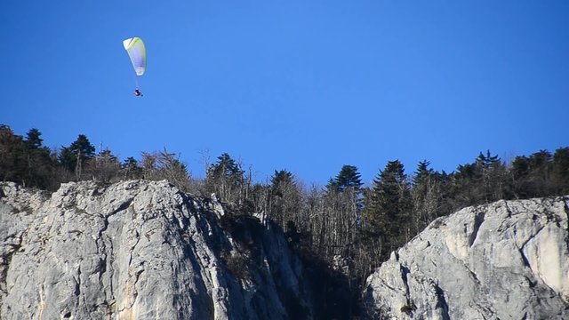 gelbe weisser paragleiter schwebt