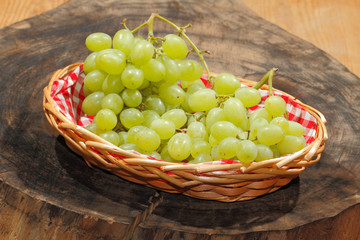 Weintrauben in einem hölzernen Korb