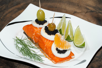 Geräuchertes Lachsfilet, Salat, Ei, Dill, Orange, Kaviar, Limone