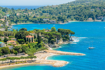 Blick auf das Luxusresort Villefranche-sur-Mer und die Bucht an der französischen Riviera am Mittelmeer. Cote d& 39 Azur. Frankreich.