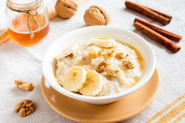 oatmeal porridge with banana, nuts and honey