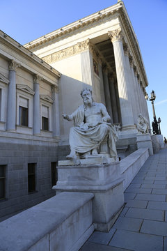 Statuen der antiken Geschichtsschreiber Xenophon und Herodot vor dem Wiener Parlament