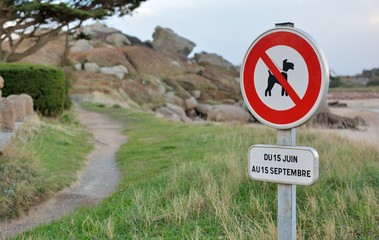 Panneau pour interdire l'accès aux chiens