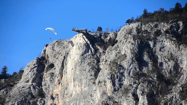 viele paragleiter bei hoher aussichtsplattform