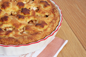 torta alle mele  su tavolo di legno