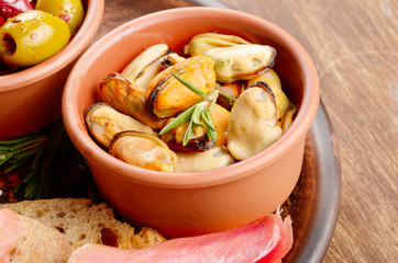 Mussels in clay bowl