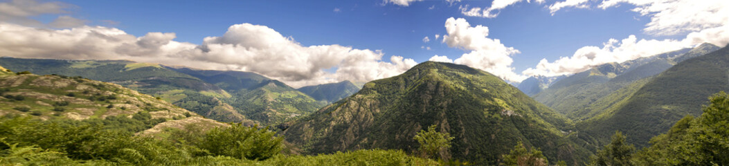 Obraz na płótnie Canvas pirineos. paisaje de montaña en hdr y panorámico.