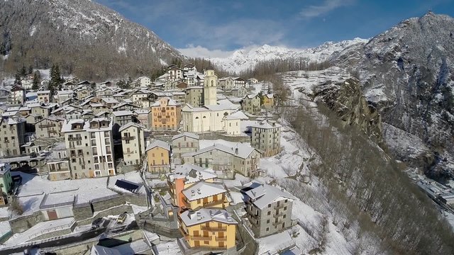 Villaggio di montagna - Sorvolo aereo_part.1 inverno