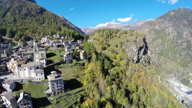 Villaggio di montagna - Sorvolo aereo_part.2 estate