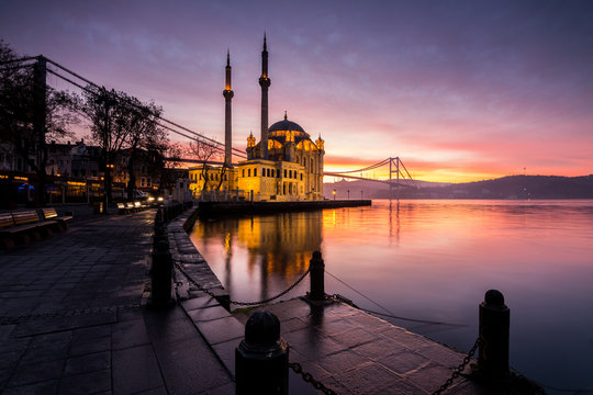 espectacular mezquita de ortakoy al amanecer