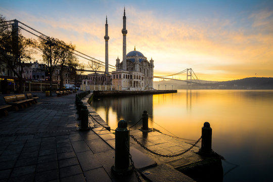espectacular mezquita de ortakoy al amanecer
