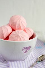 Strawberry meringue cookies