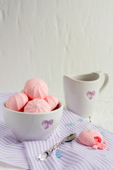 Strawberry meringue cookies