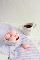 Strawberry meringue cookies