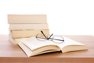 Komposition mit Brille und Büchern auf dem Tisch