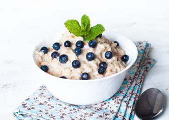 Oatmeal with blueberries