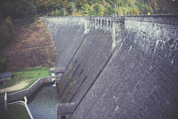 vieux mur de barrage en pierre, effet vintage