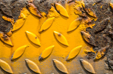 Dirty yellow metal daimond