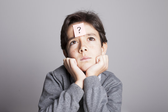 Ni&ntilde;o con preguntas