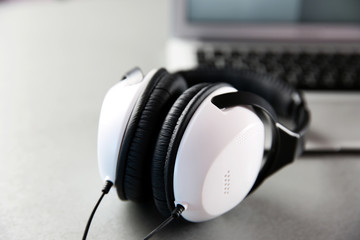 Obraz na płótnie Canvas Headphones and laptop on table closeup