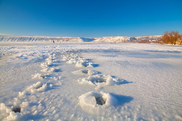 Fototapeta na wymiar winter frozen lake
