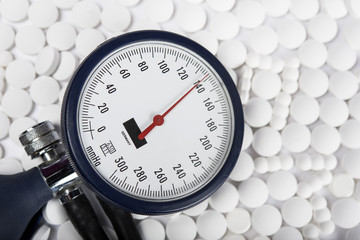 Regelmäßig benutztes Blutdruckmessgerät und Tabletten
