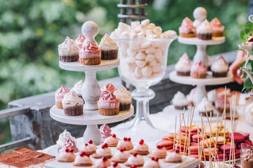 Selbstklebende Fototapeten Delicious Wedding Cake and Candy Bar © nataliakabliuk