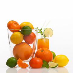 Verschiedene erfrischende Zitrusfrüchte vor weißem Hintergrund, Vielfalt, gesunde Ernährung, Vitaminbombe, Fruchtsaft, Saftbar, plakativ, Textfreiraum, Fitnessdrink