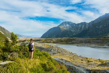 Crédence de cuisine en verre imprimé Aoraki/Mount Cook Woman hiker in Mount Cook National Park