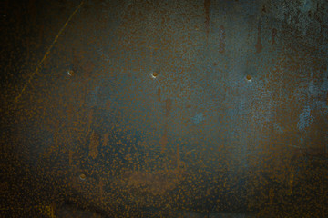 Rustikale Metalltür mit Nägeln