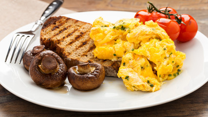 Rührei auf Toast - scrambled eggs on toast