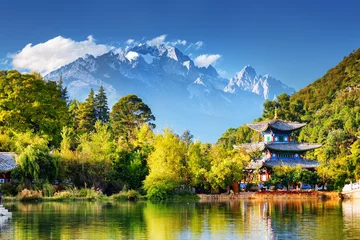 Foto op Plexiglas China De Jade Dragon Snow Mountain en het Moon Embracing Pavilion