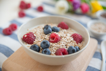 Joghurt mit Müsli und Früchten 