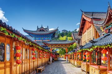 Straat versierd met traditionele Chinese rode lantaarns, Lijiang