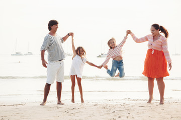 Obraz premium Family on the evening beach