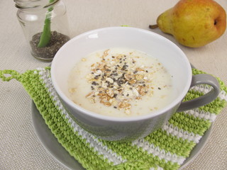 Eine Tasse Müsli-Drink mit Chiasamen